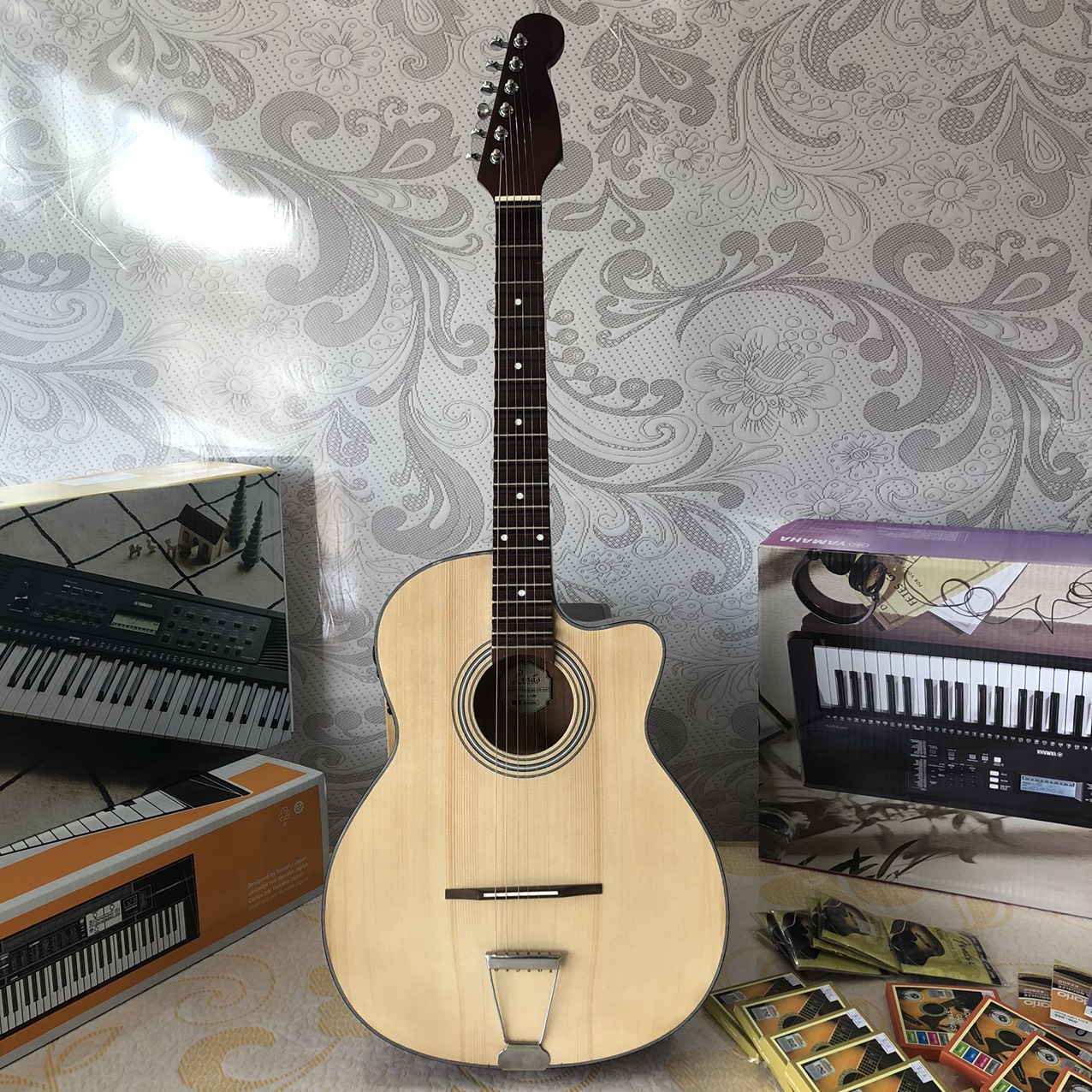 Guitar cổ Linas L120EQ